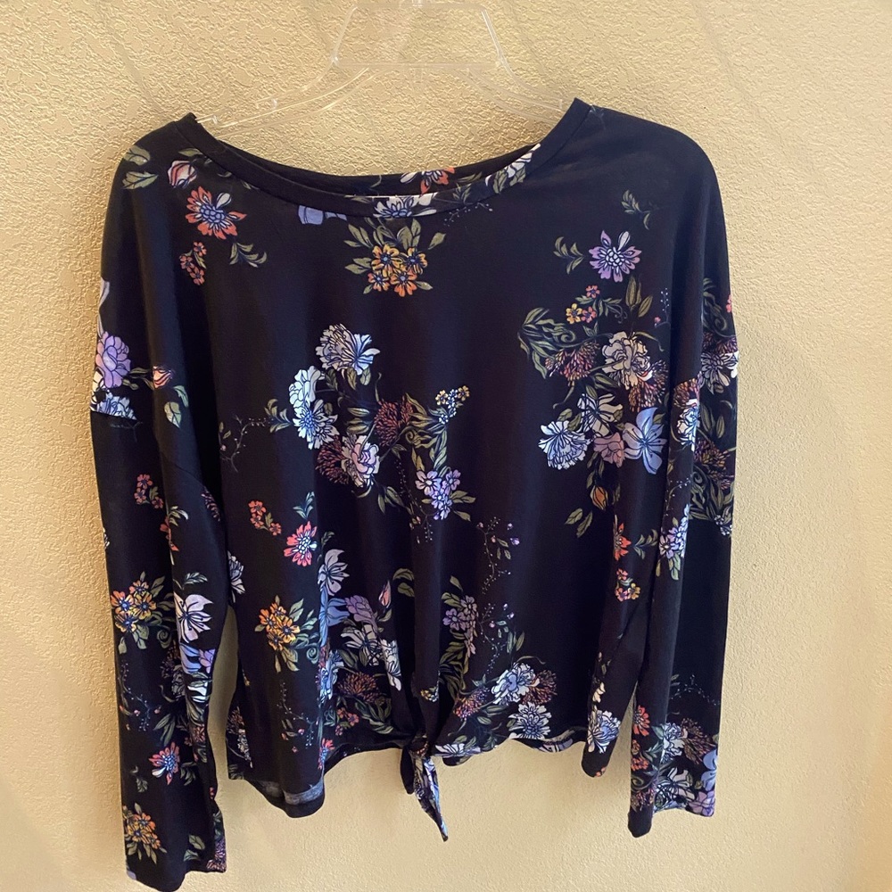 Cute tie-front floral top. Super soft and comfy!